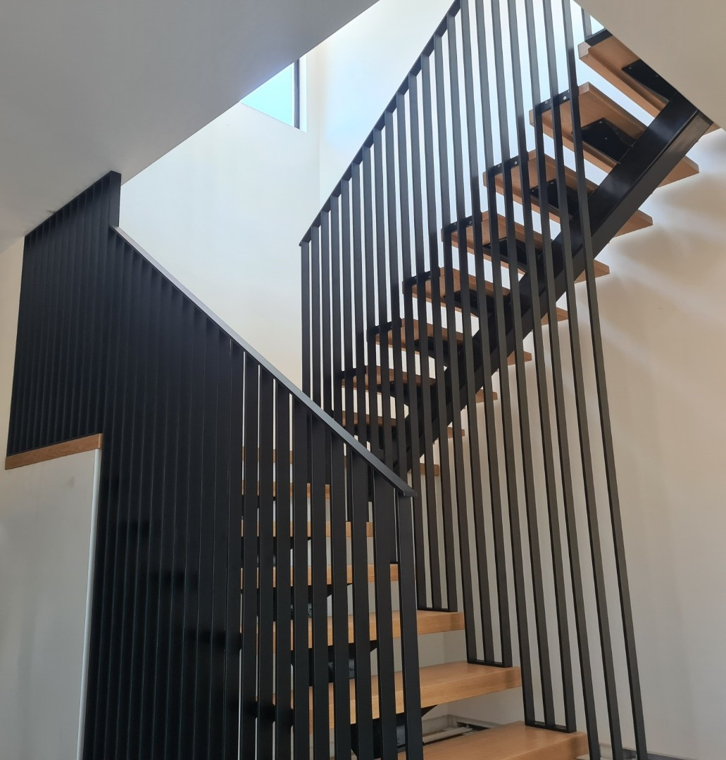 Floor-to-Ceiling Batten Flat Bar Balustrade