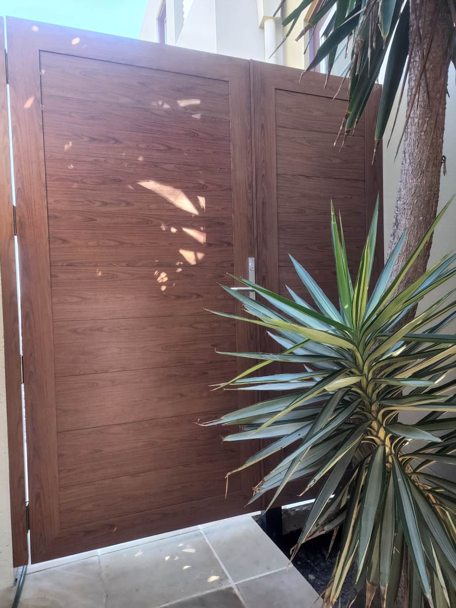 Wood-Look Aluminium Gate